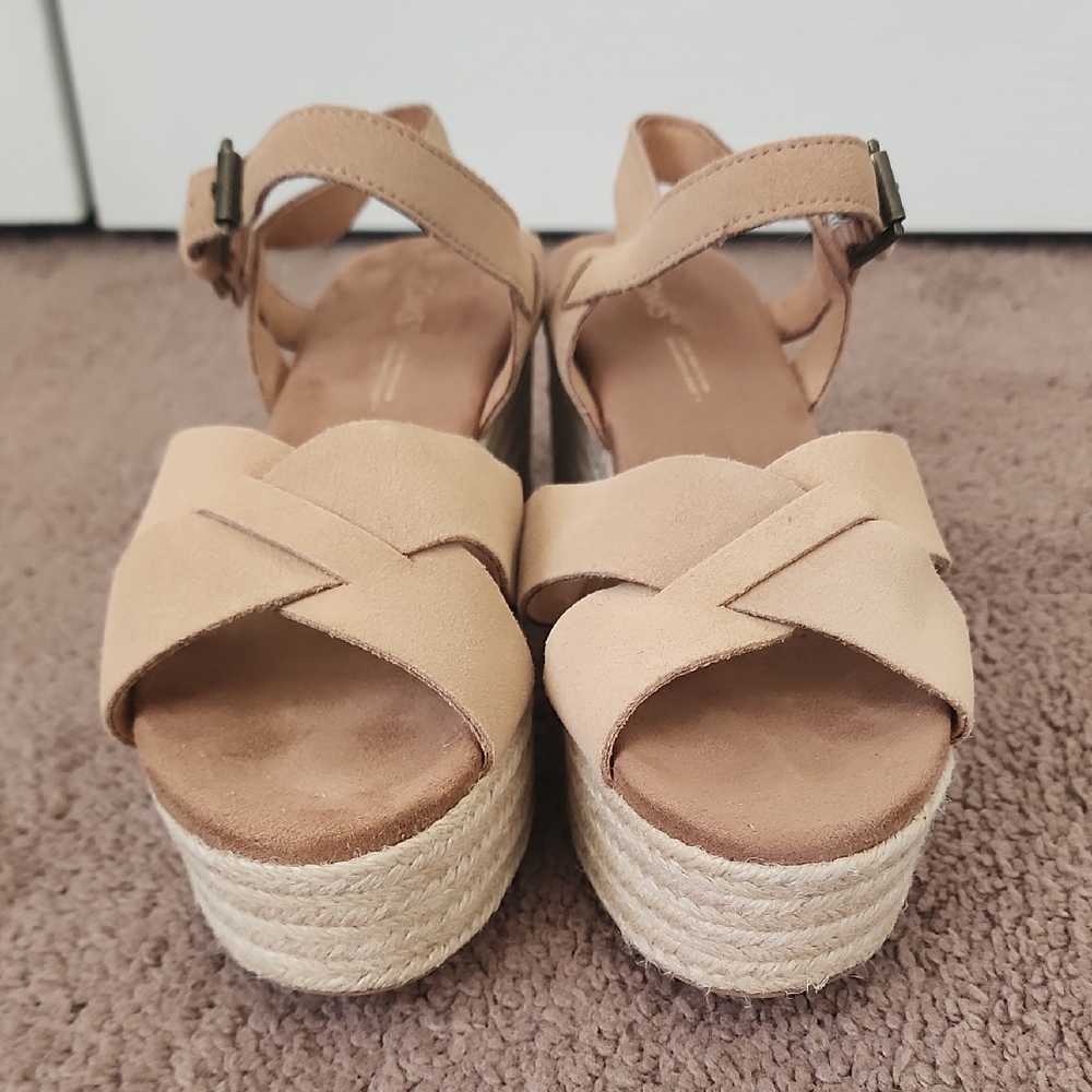 Brand new, Never Worn Tom's Women's Tan Platform Sandals Size 6.5